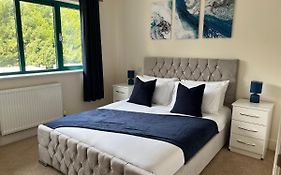 Cambridge Apartment With Free Onsite Parking